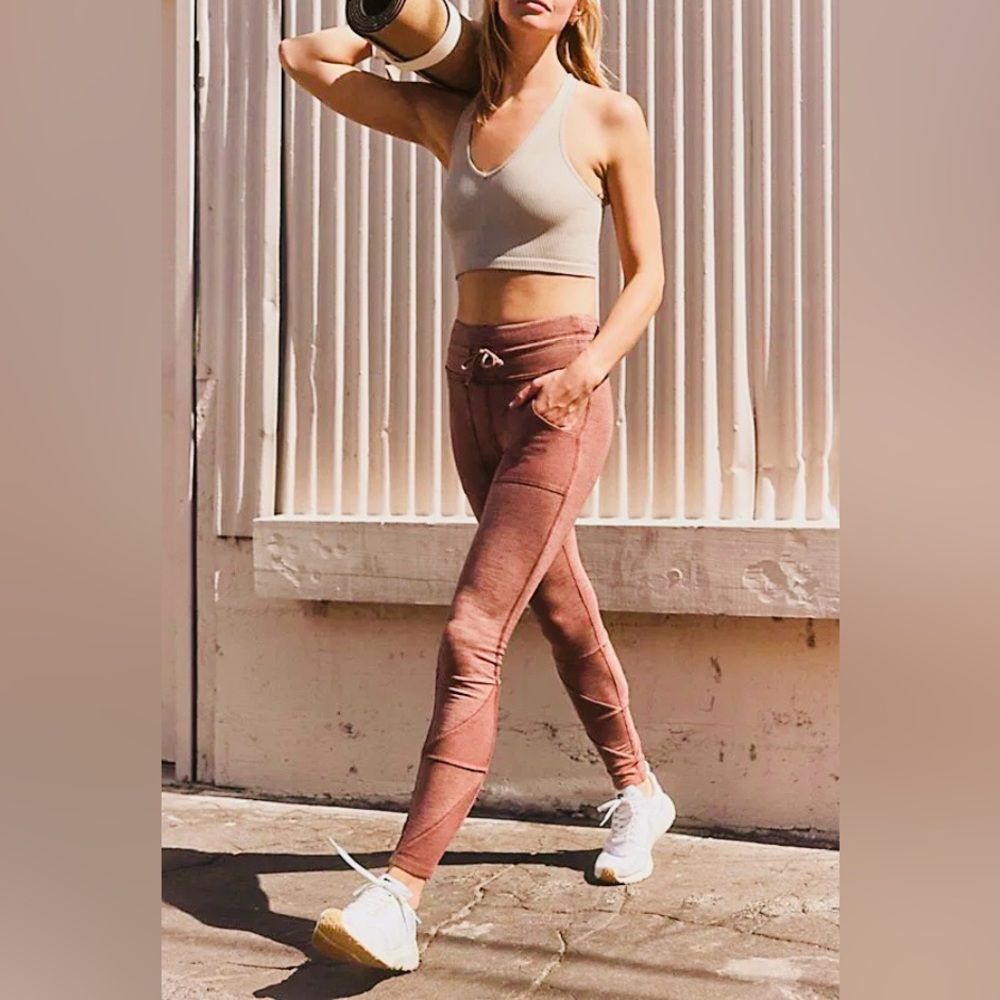 Free People
FP Movement Kyoto Utility-Pocket Leggings
Size Small
Faded Red - Picture 4 of 16